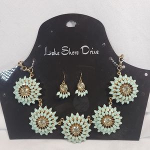 NWTGs Gold Mint Crystal Floral Starburst Necklace with Earrings